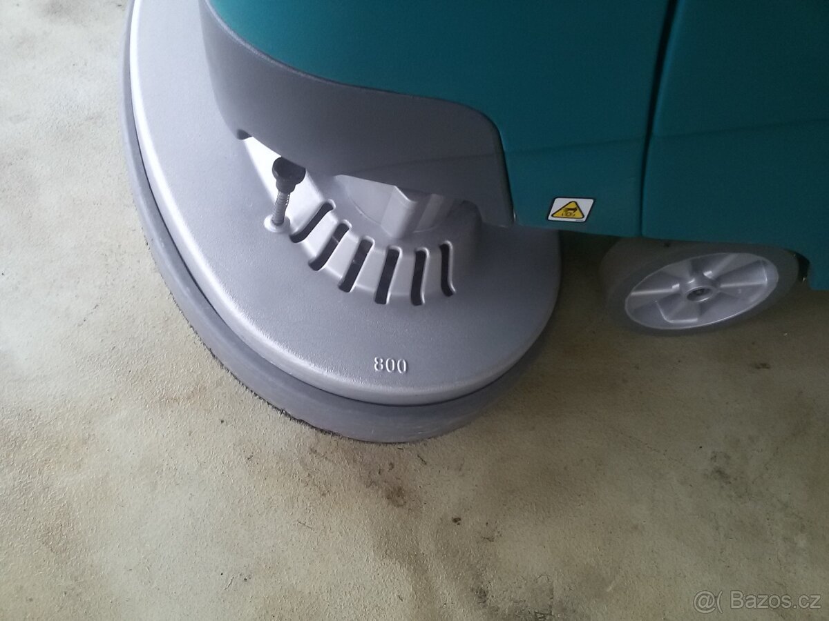 Podlahový mycí stroj Tennant T5 Disk 80 s vlastním pojezdem - 2