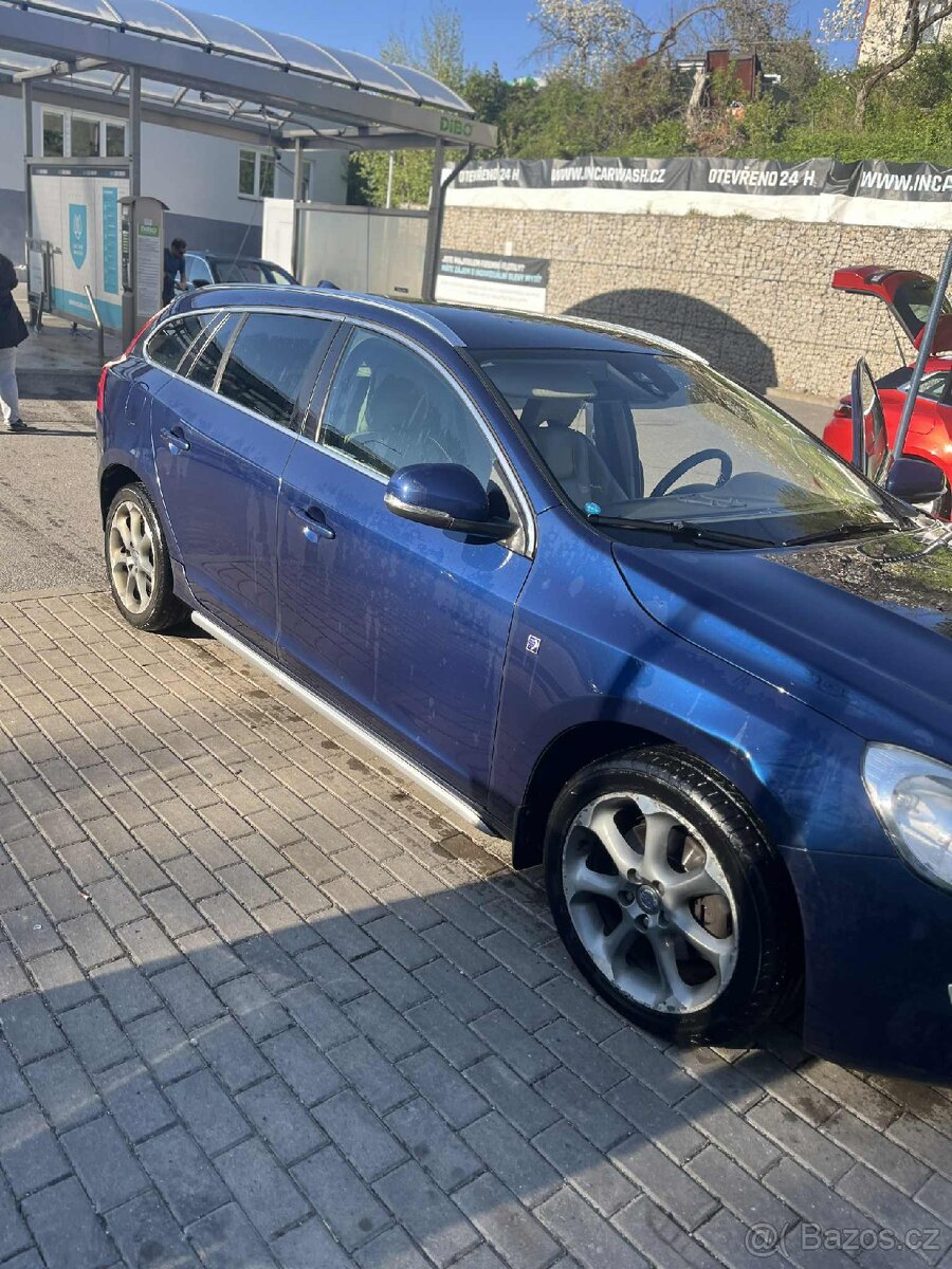 Volvo v60 2.0 nafta 120 kw - 2