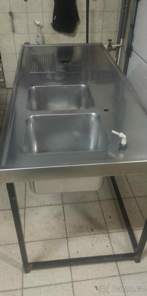 Nerezový výčepní stúl - 2