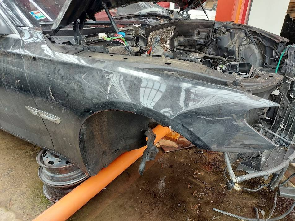 BMW 7 F01 interiér, sedačky s TV - 2