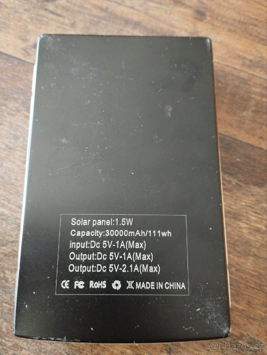 Power banka se solárním panelem - 2