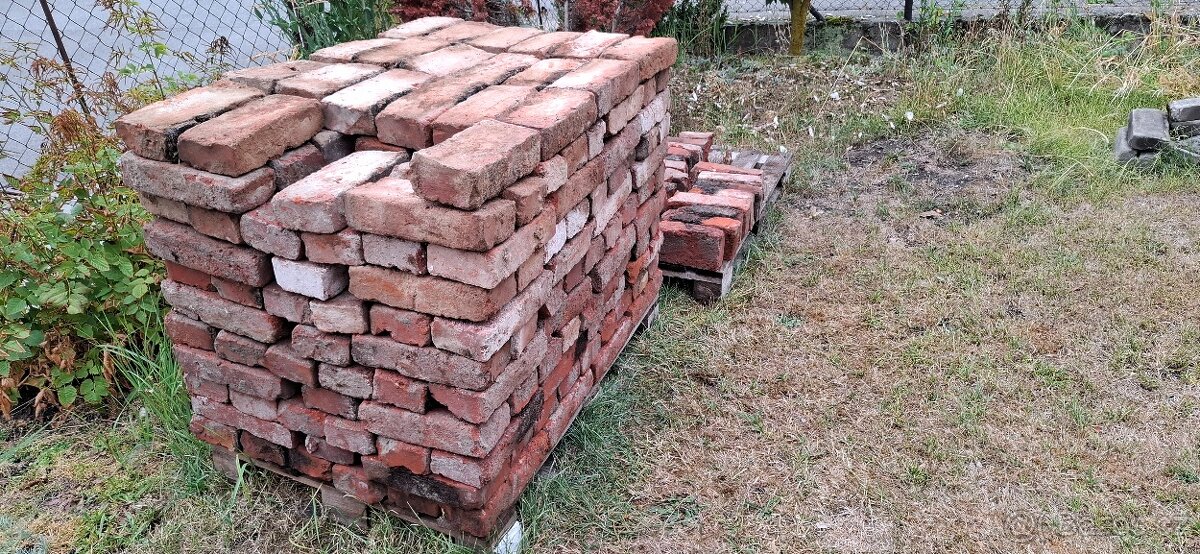 Cihly červené, očištěné - 2