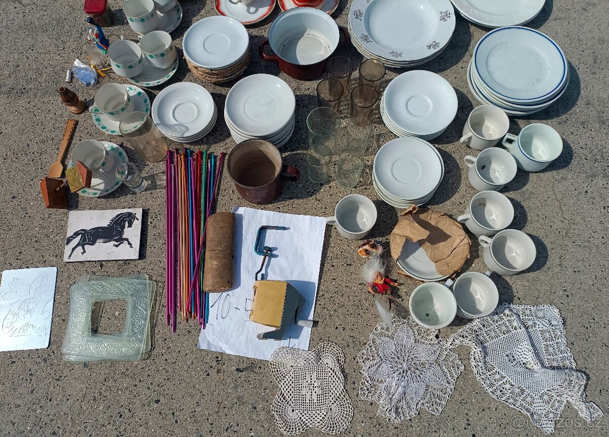 starý polštář nádobí lustr světlo židle hrneček talíř příbor - 2