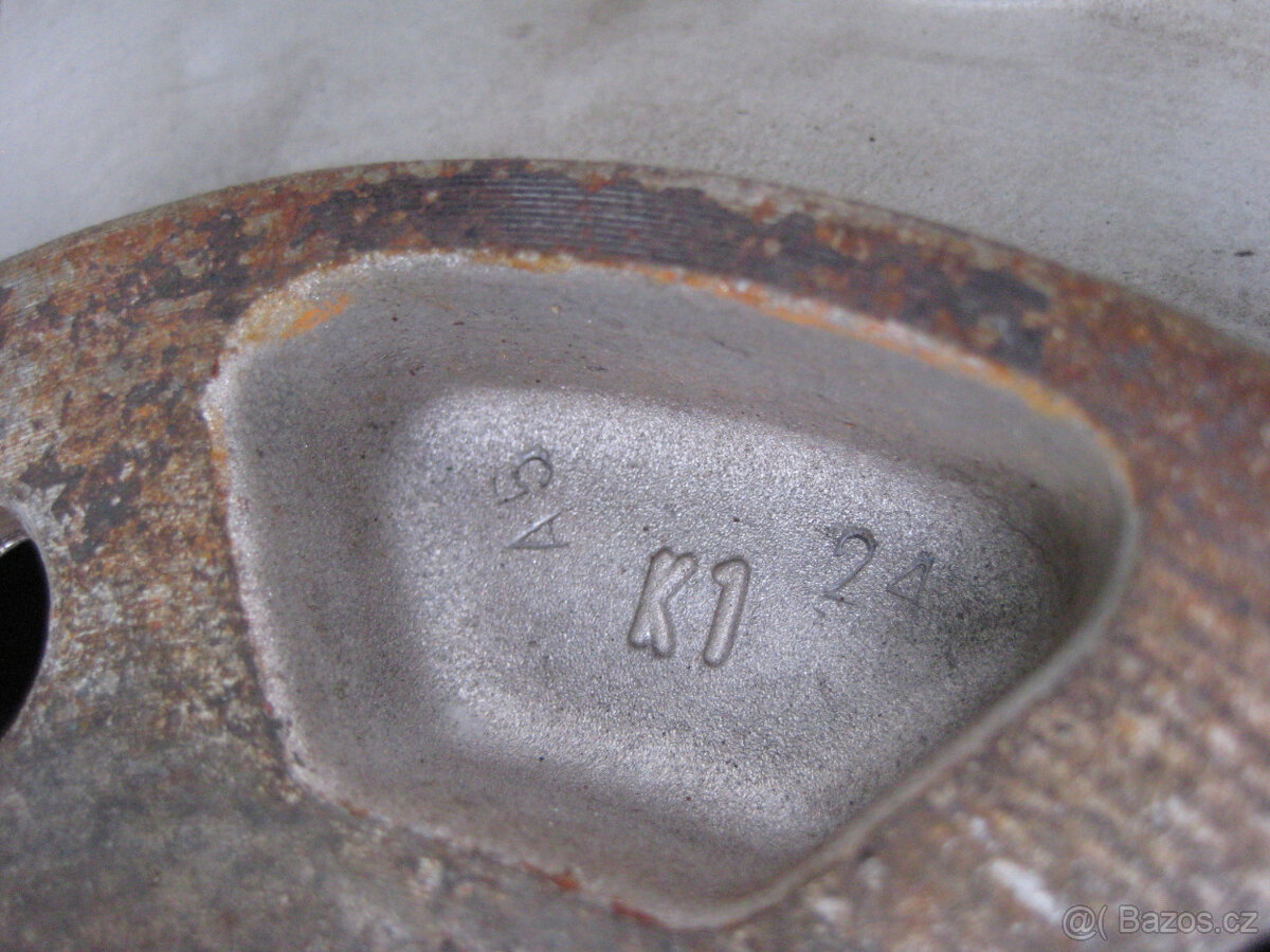 Alu disky s letním pneu originál VW R 17 - 2