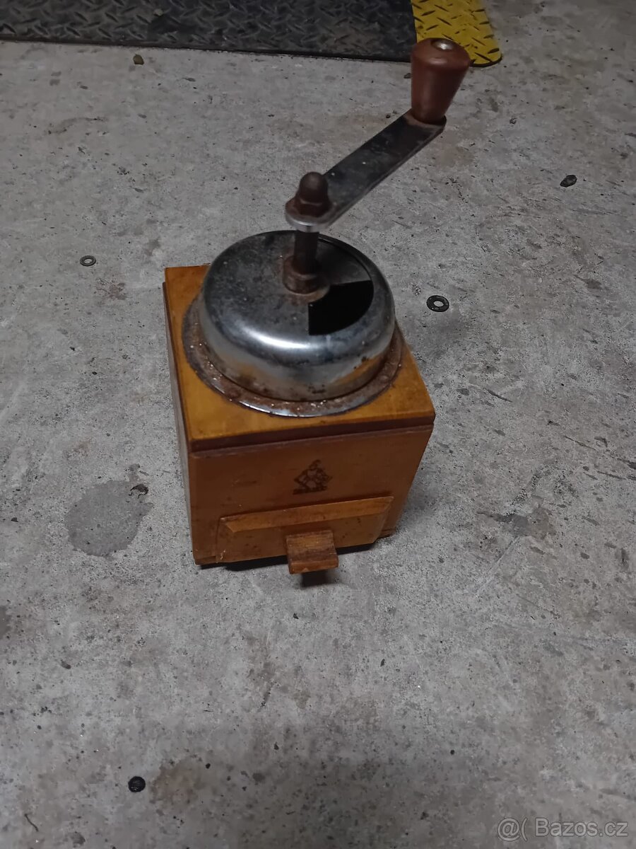 Starý mlýnek na kávu - 2