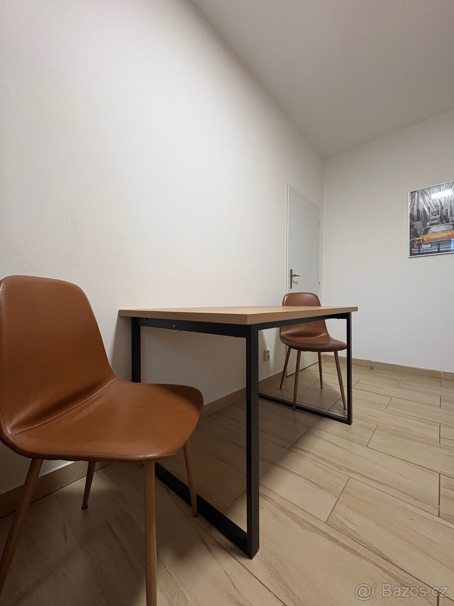 Jídelní stůl se dvěma židlemi - 2