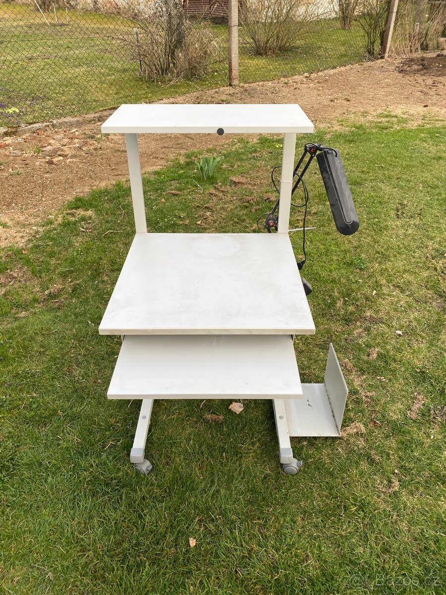 Stolek pod počítač - 2