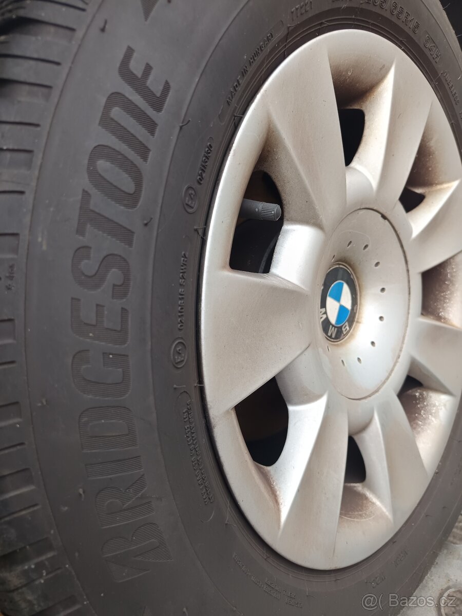 BMW E39 - orig.alu kola 15 se zimními pneu - 2