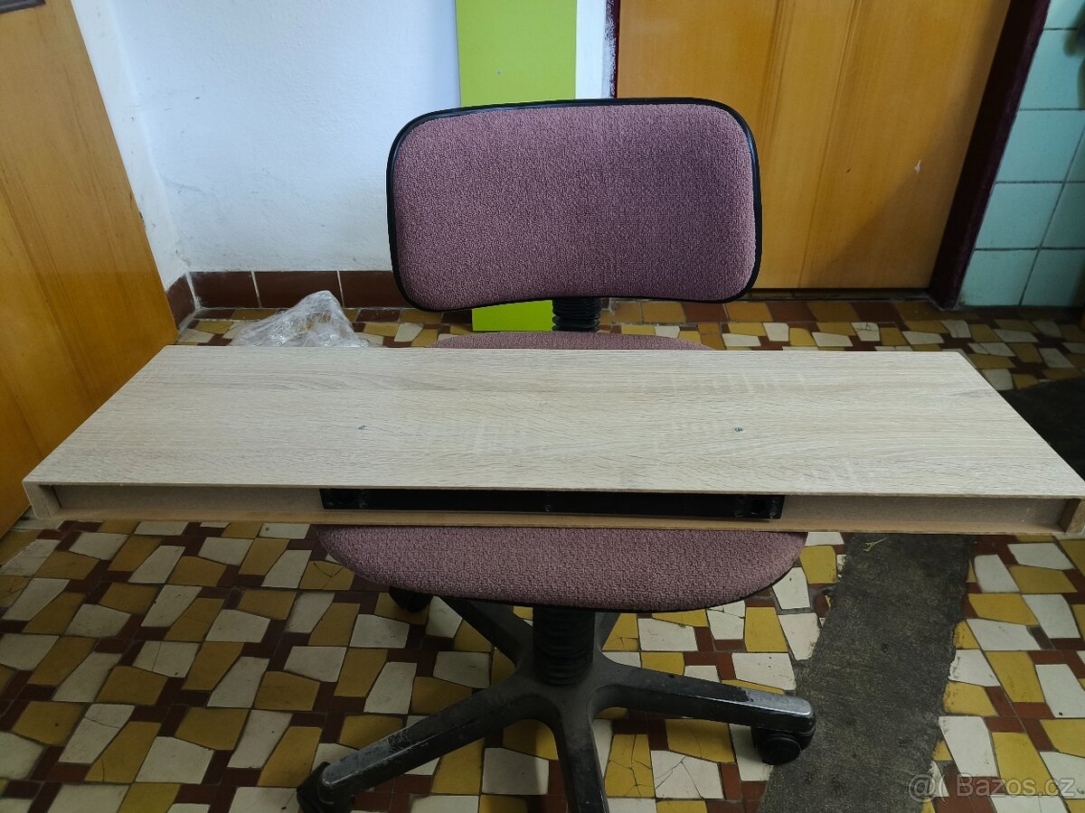 Poličky dřevěná a zelená - 2