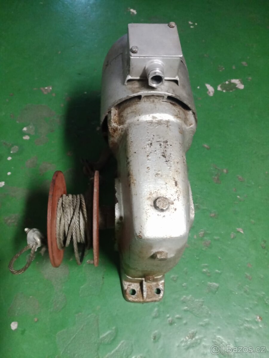 Elektromotor s převodovkou a bubnem s lanem - 2