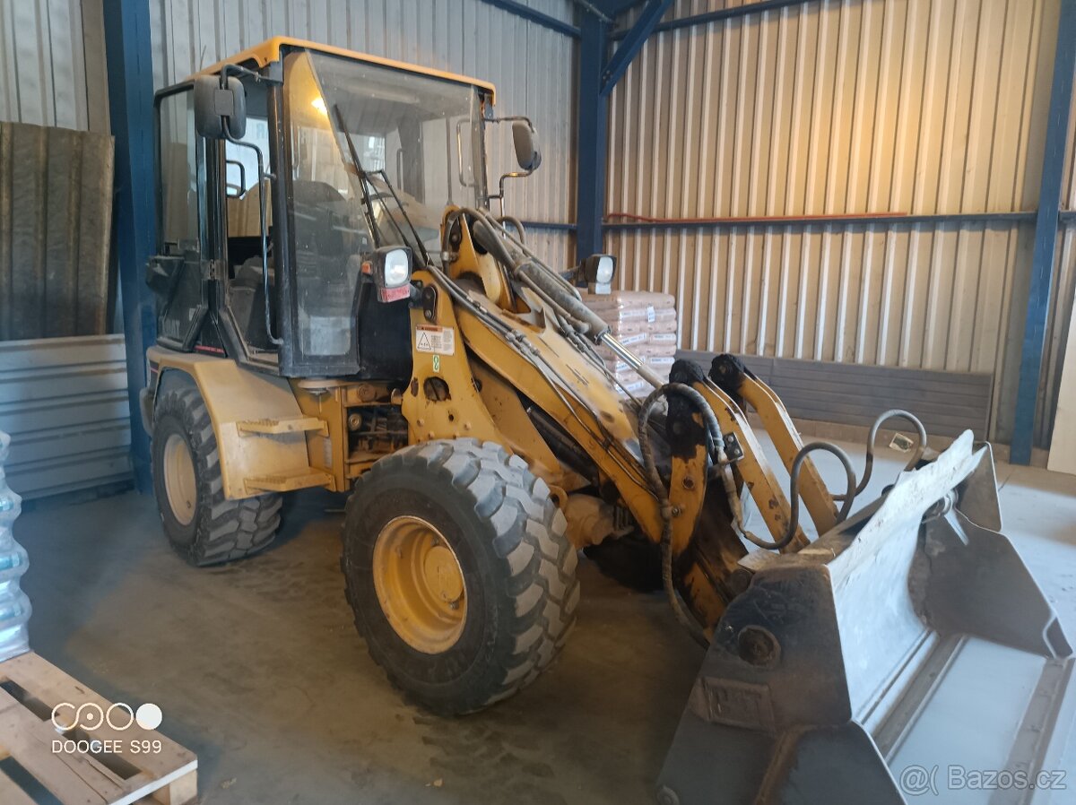 Nakladač Caterpillar 906.. 3925mh - 2