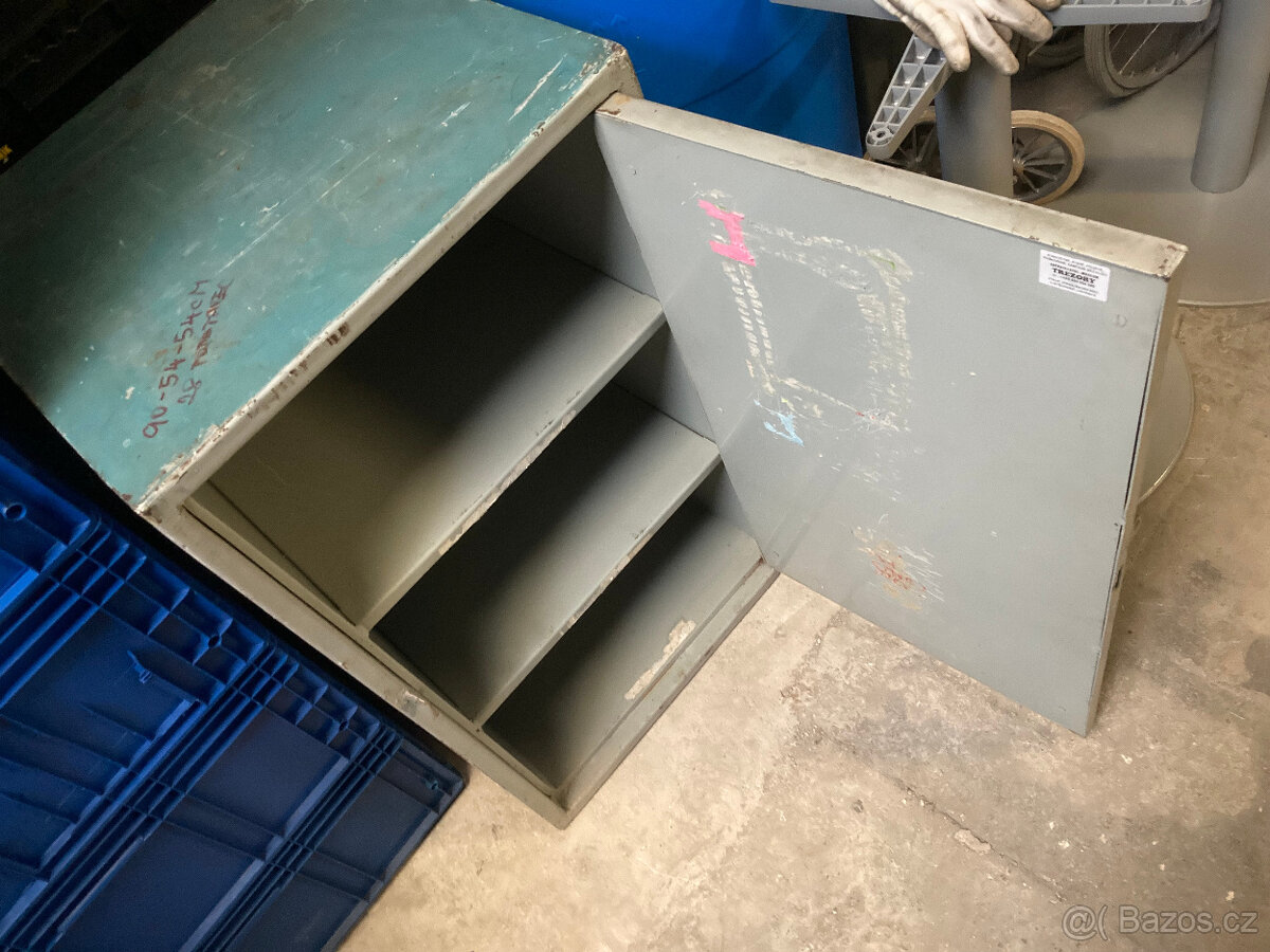 Trezor dvouplášťový starší s podstavcem za 3.000 kč - 2