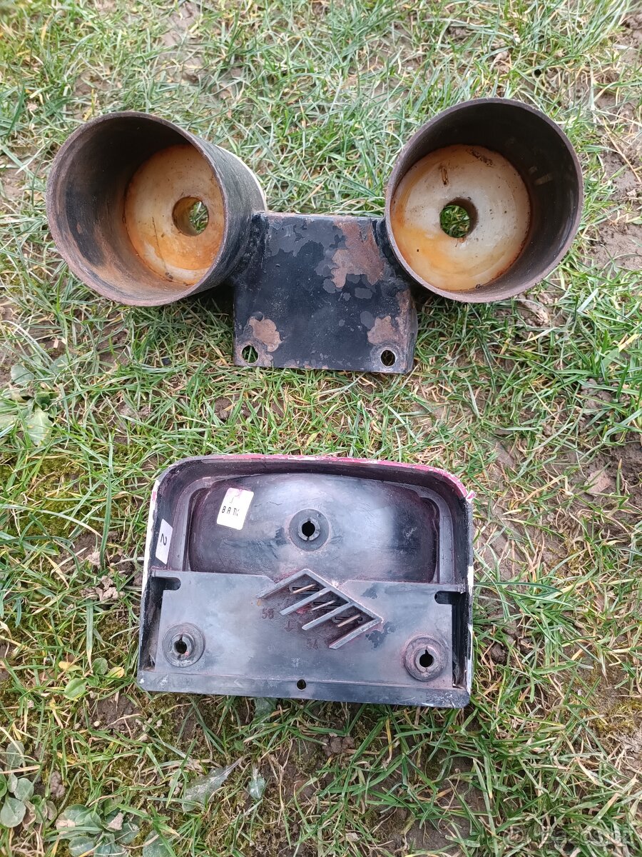 Držáky na Tacho+ Část zadního Světla Jawa - 2