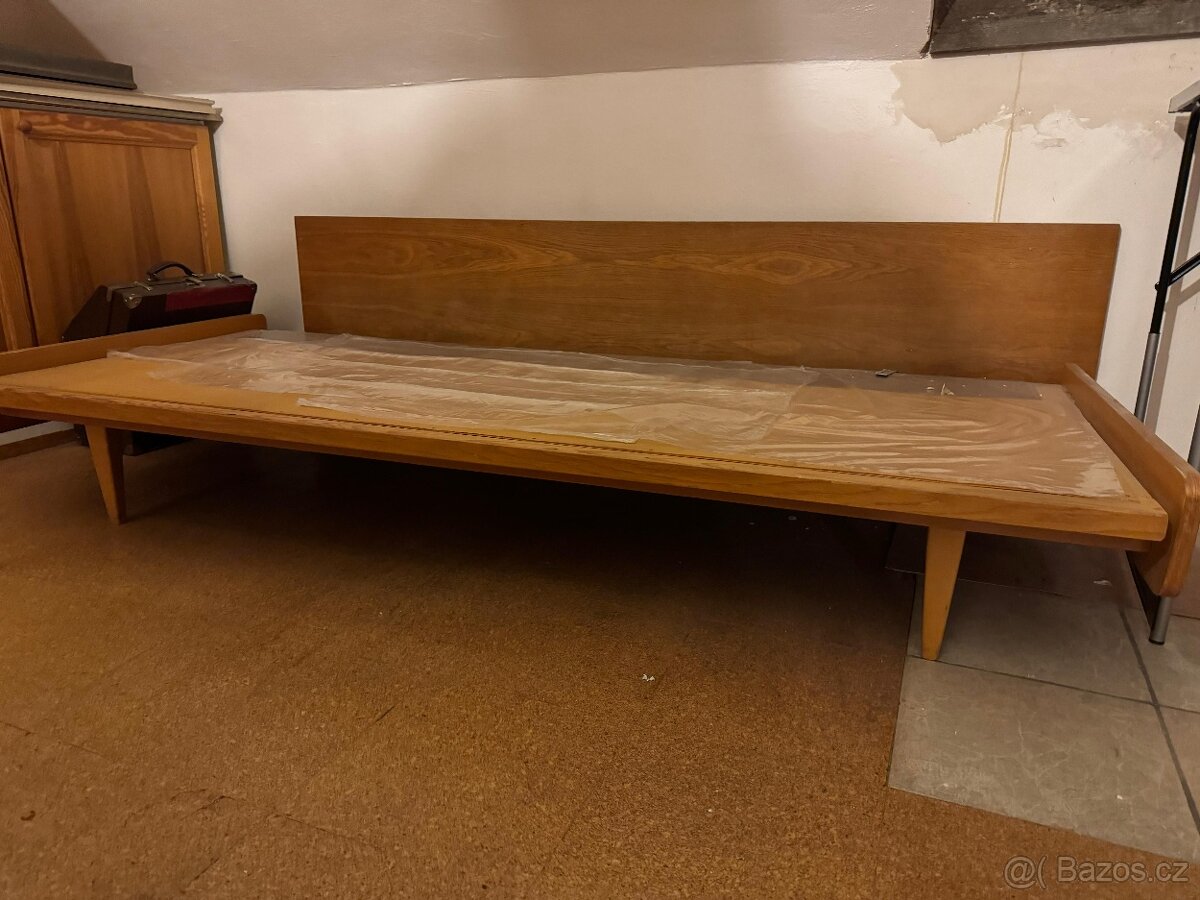 POSTEL a NÁSTAVEC S VITRÍNOU a STOLEK - 2