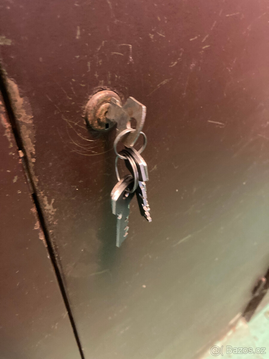 Trezor skříňový dvoudveřový s policemi za 4.000 kč - 2