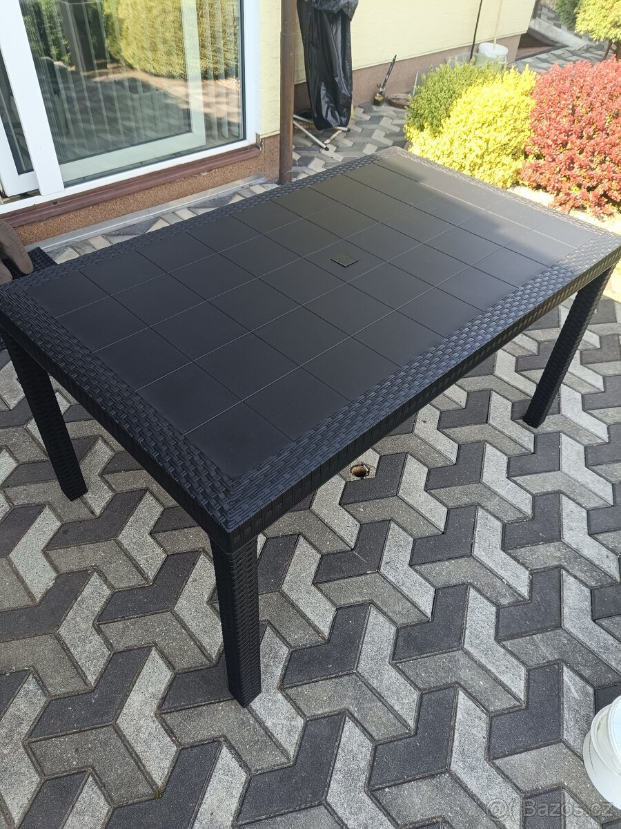 Nový ratanový stůl plast - 2
