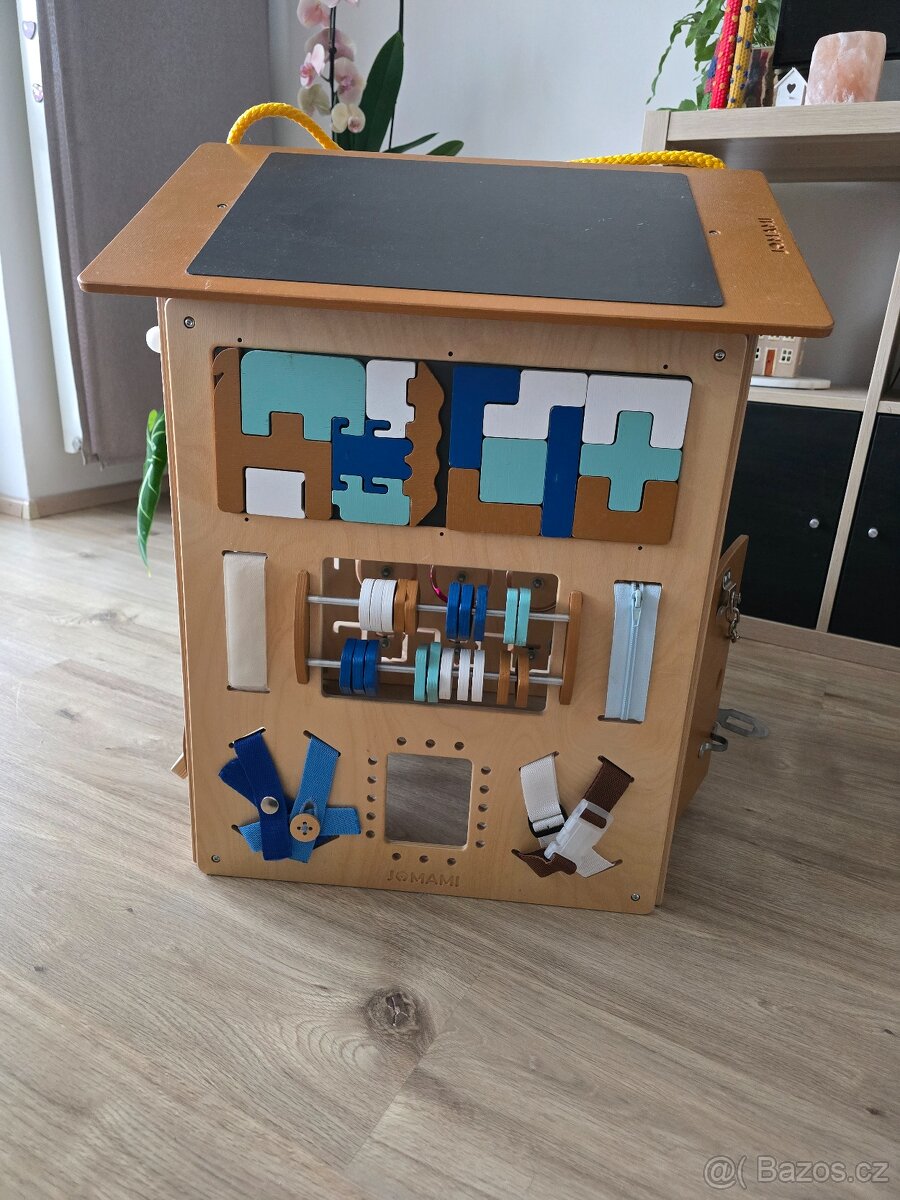 Poctivý dřevěný domeček activity board - 2