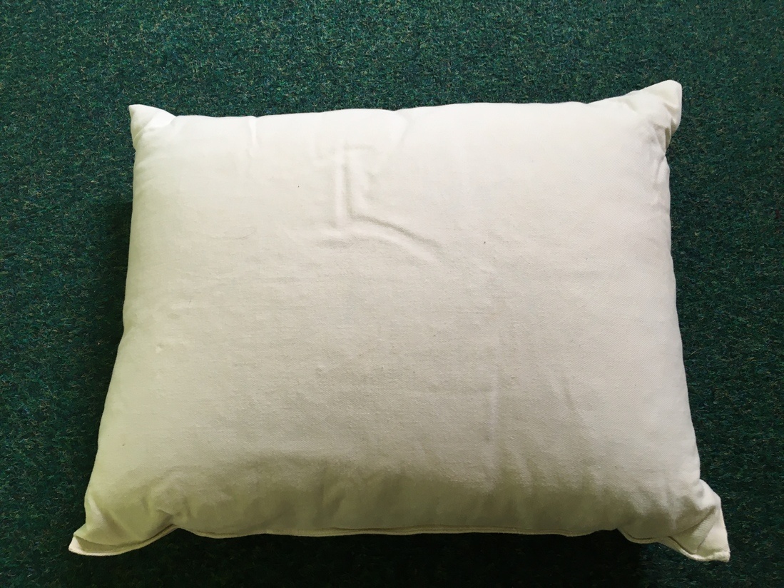 bílý polštář 69 x 51 cm - 2