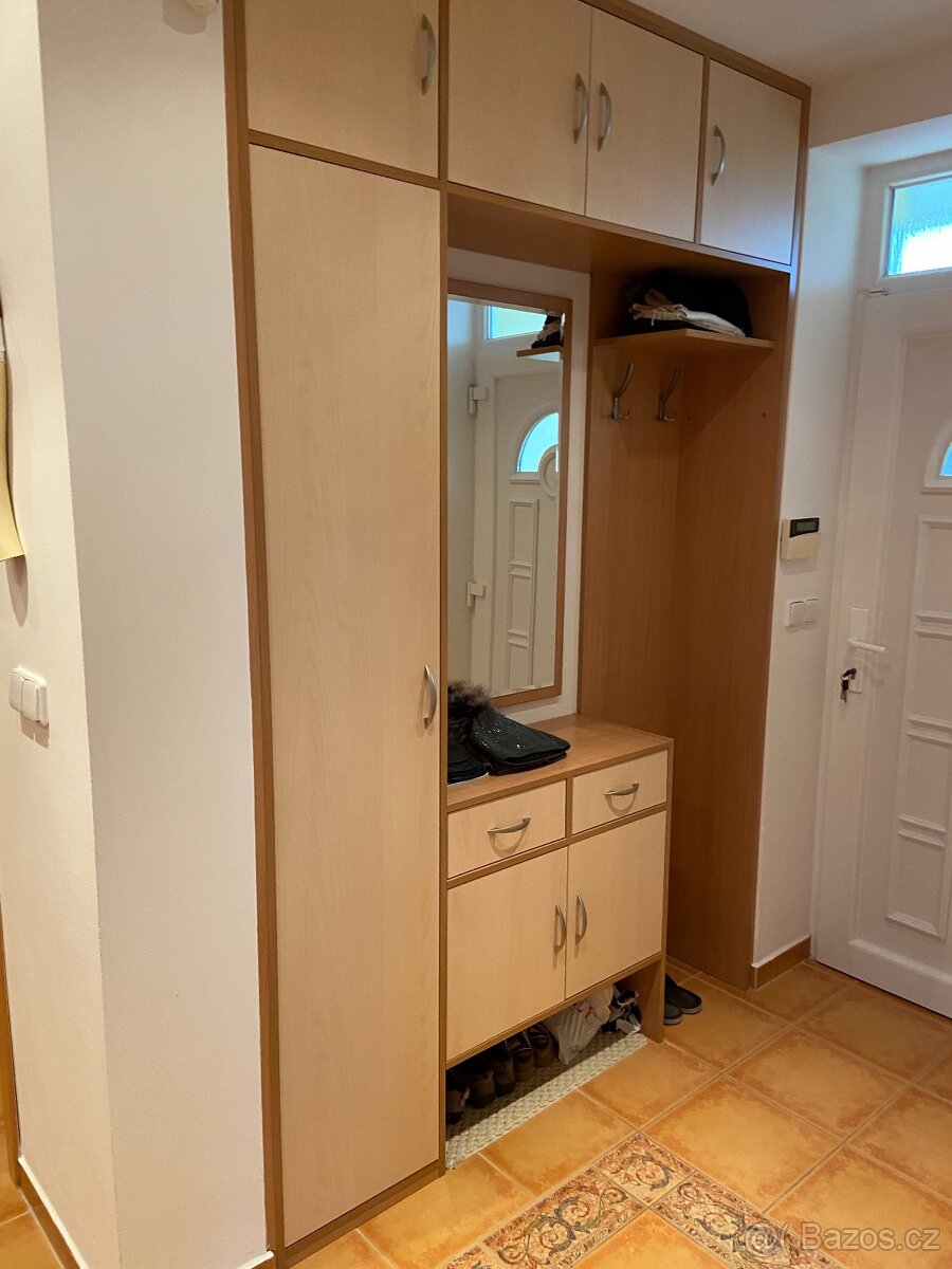 VELMI HEZKÁ PŘEDSÍŇOVÁ STĚNA SE SKŘÍNÍ A ZRCADLEM - 2