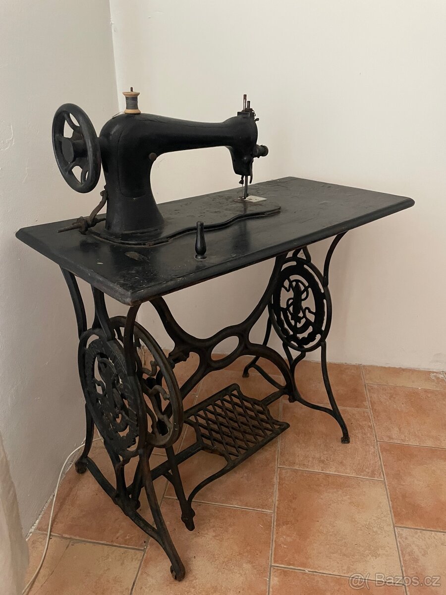 Starožitný šicí stroj Singer - 2