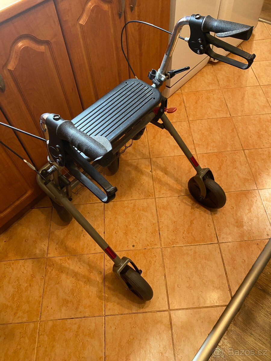 Skládací chodítko se sedátkem - 2