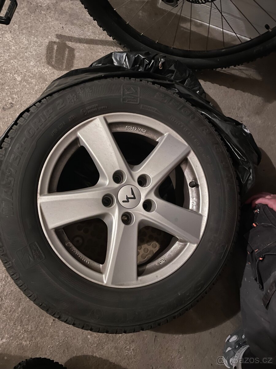 Nabízím kompletní sadu zimních pneumatik včetně disku - 2