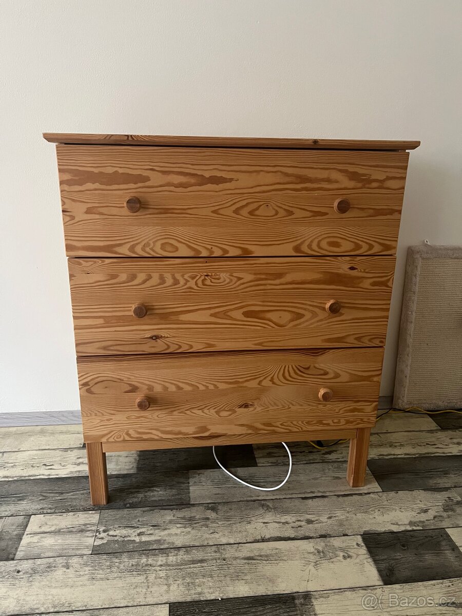 Dřevěná komoda IKEA TARVA – 2000 Kč - 2