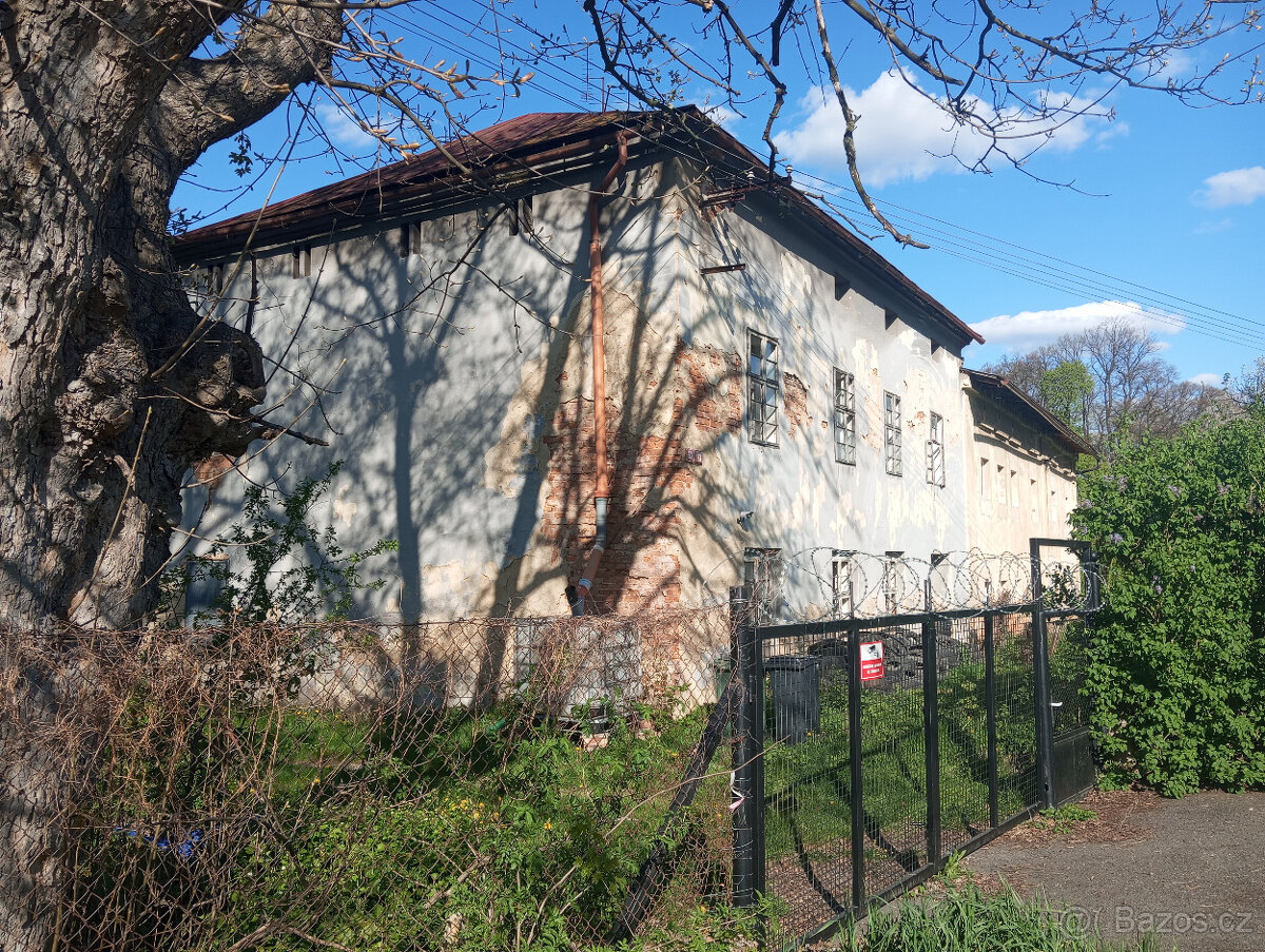 Prodej dvou rodinných domů s velkými stavebními pozemky - 2