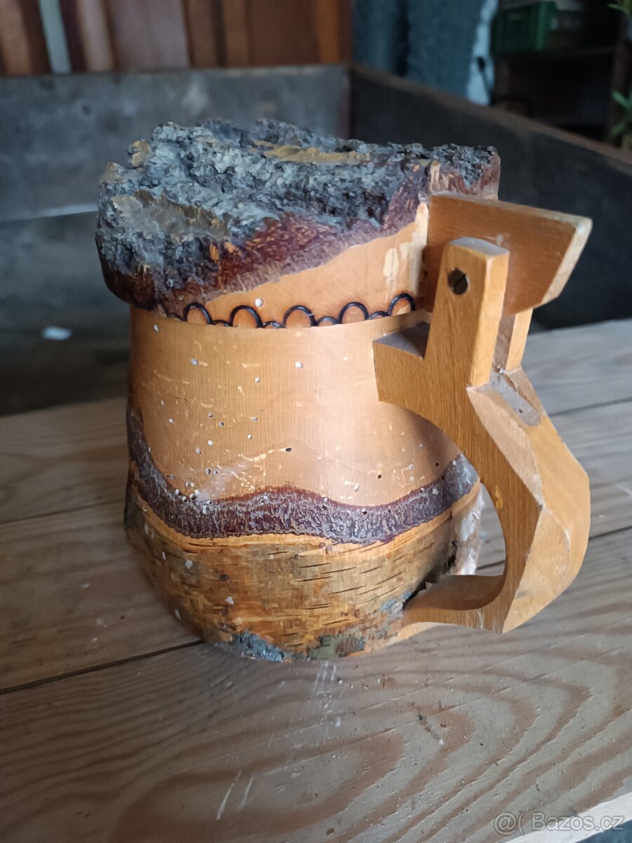 Starožitný vyřezávaný korbel. - 2