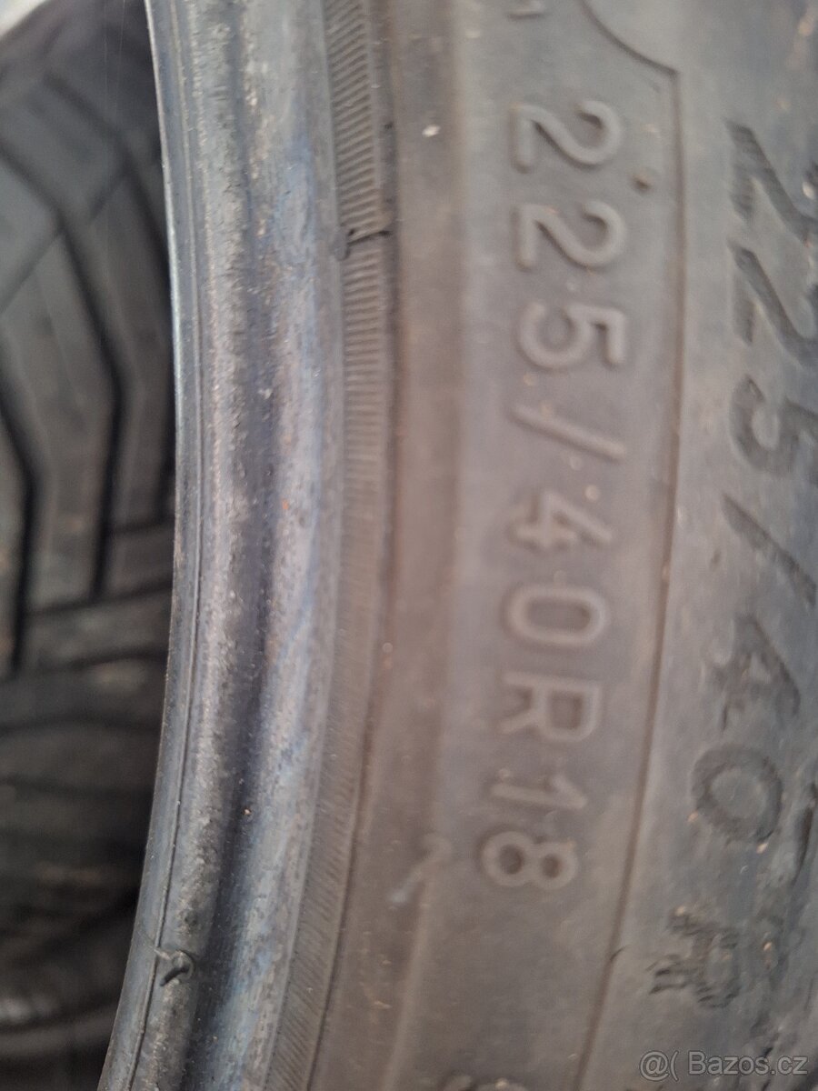 225/40/18 - 2