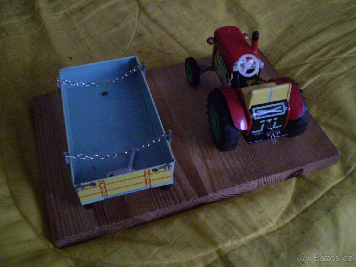 Traktor s vlečkou stará verze KDN jen vystaven. - 2