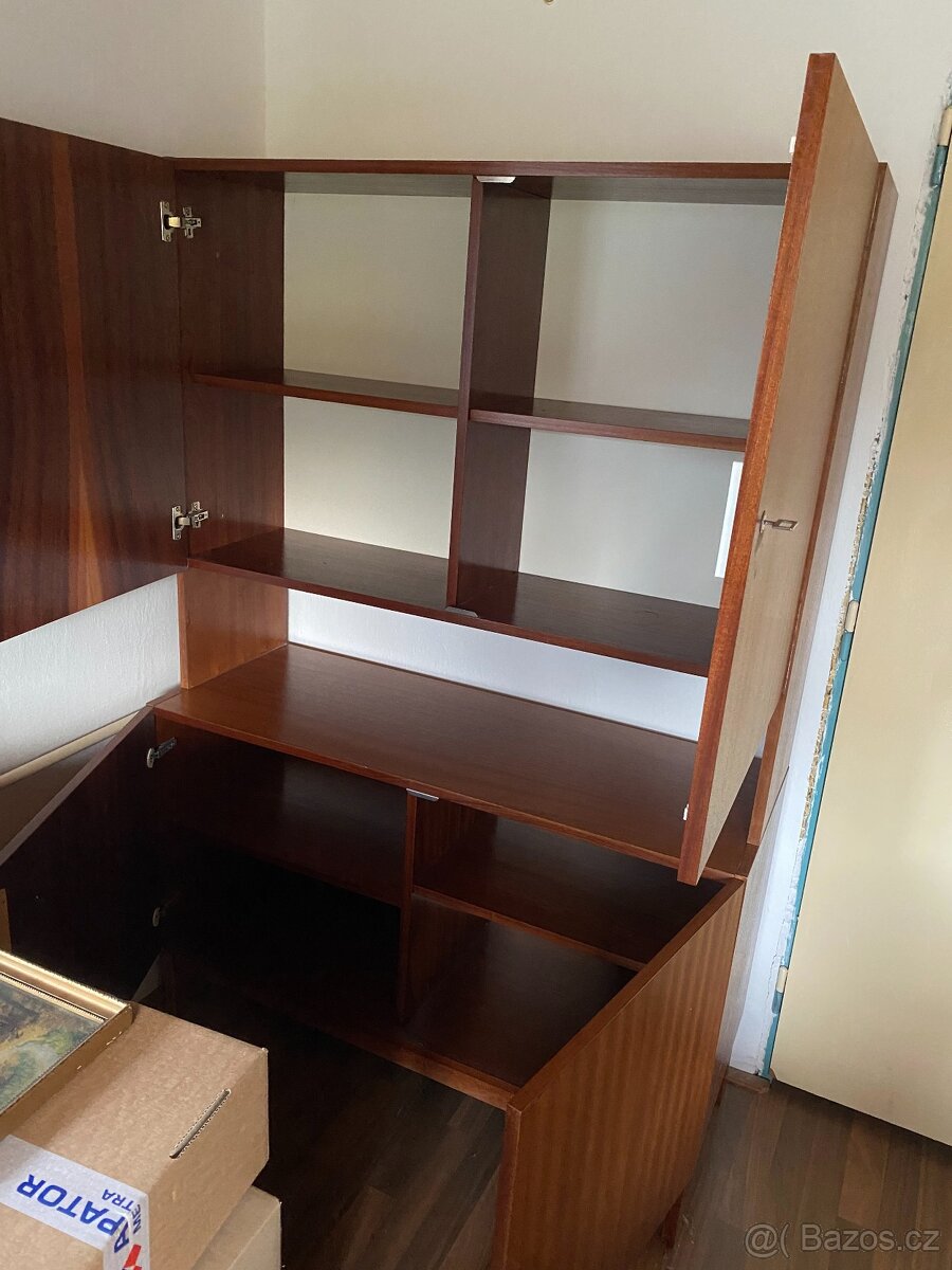 Dřevěná skříň - 2