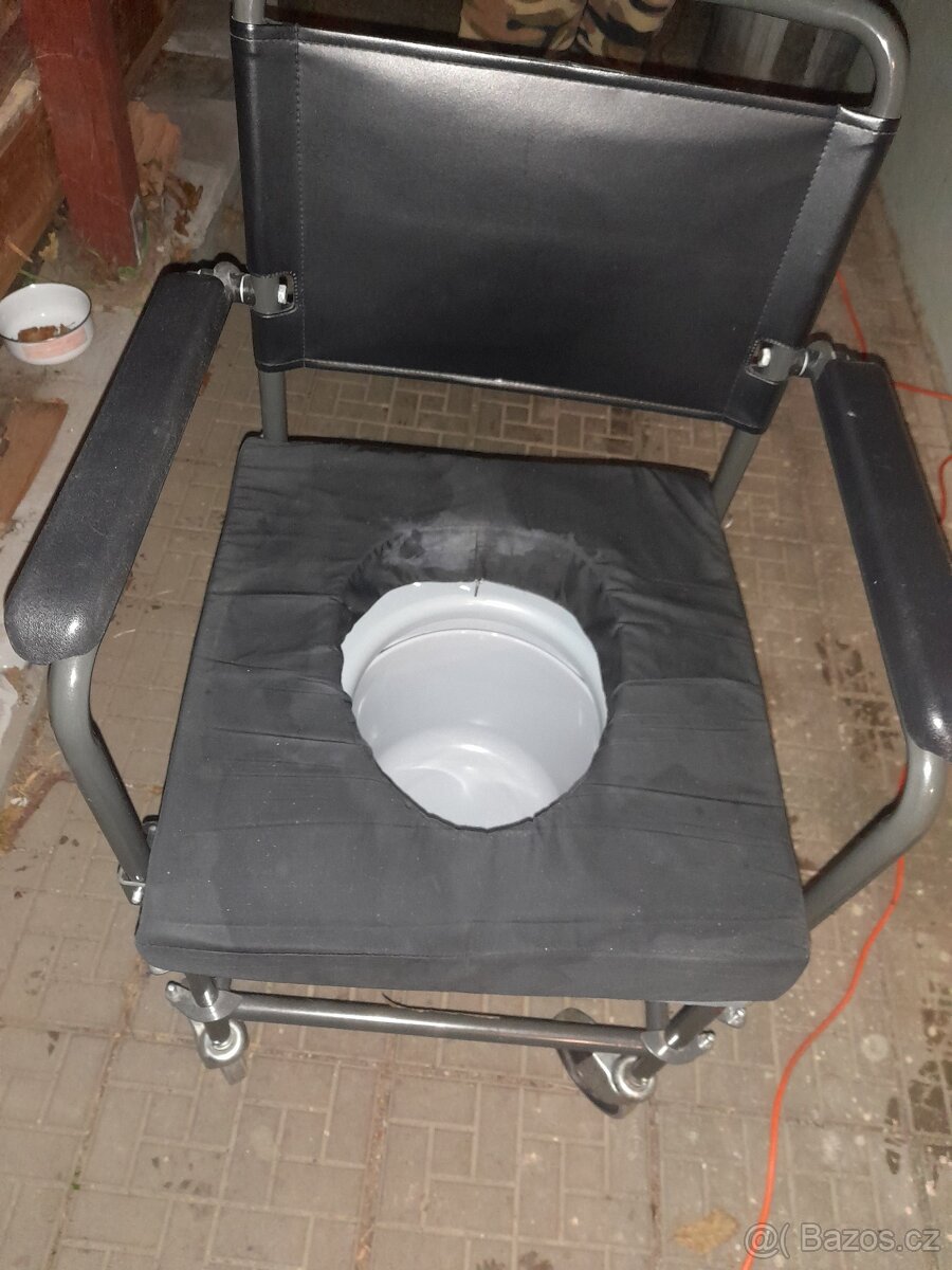 Pojízdné toaletní křeslo+ 2 ks měkkého polstrování - 2