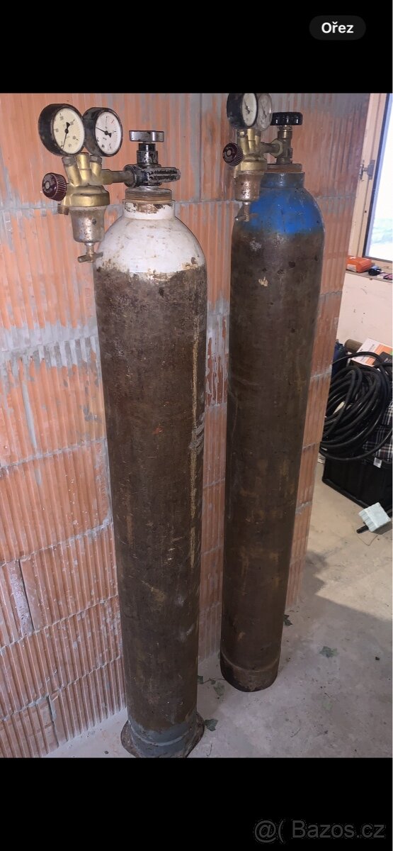 Acetylenová a kyslíkové láhev. - 2