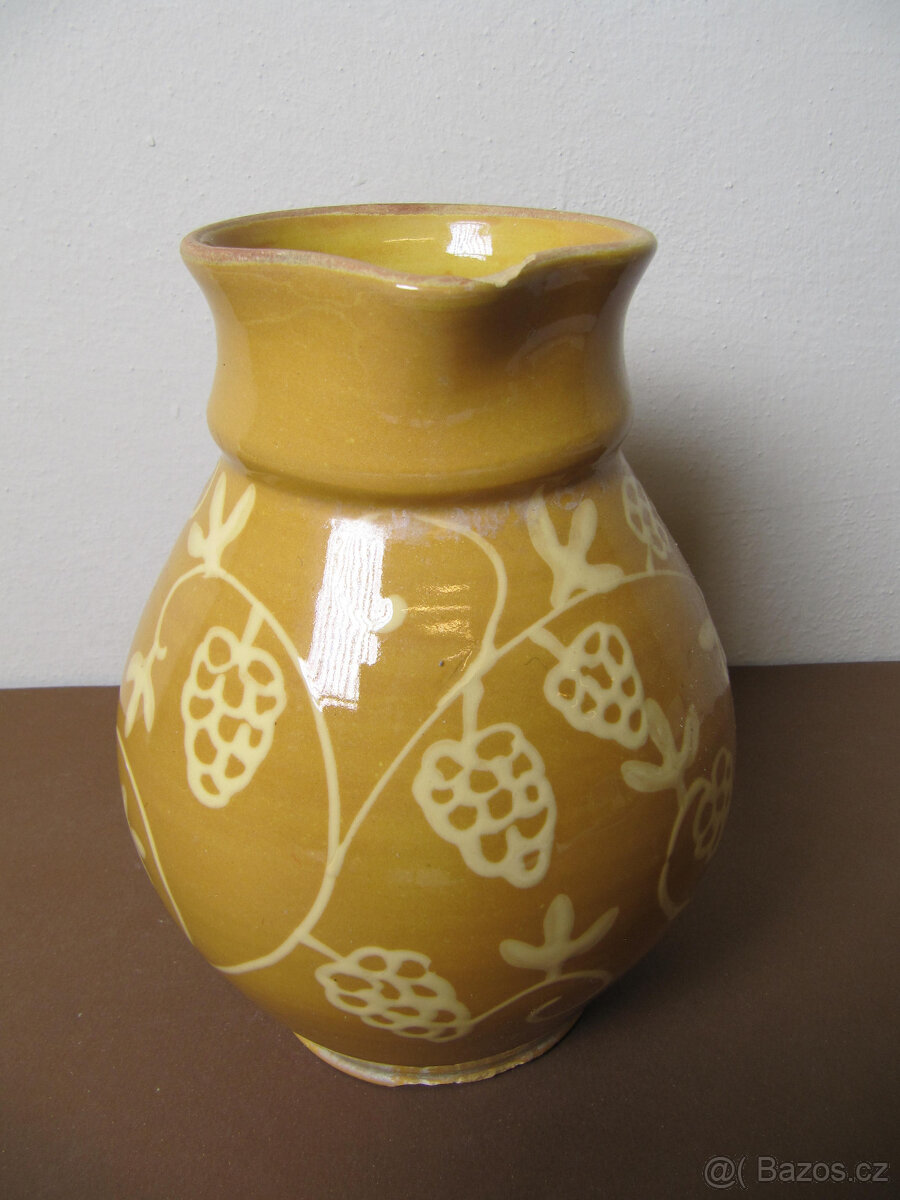 džbán rostlinný dekor - 2