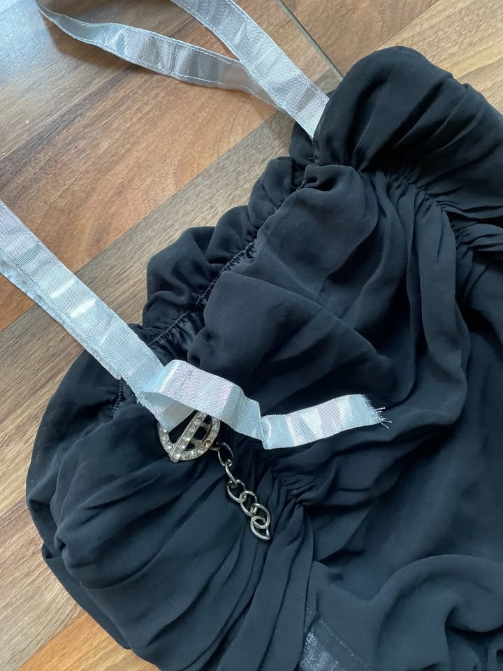 Hedvábné šaty se stříbrnou stuhoua řetízkem, vel S/M, Pussy - 2