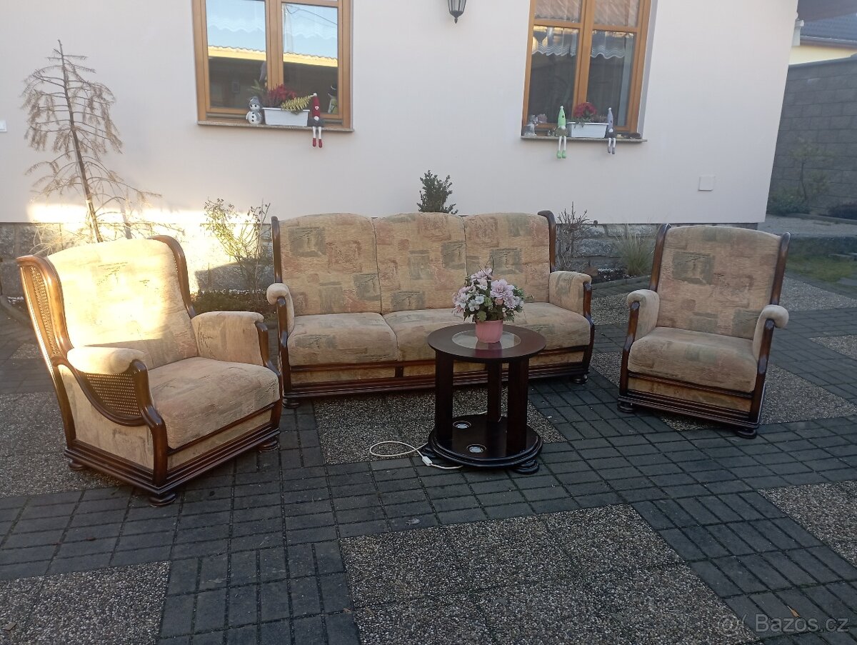 Masivní sedací souprava a stolek - 2