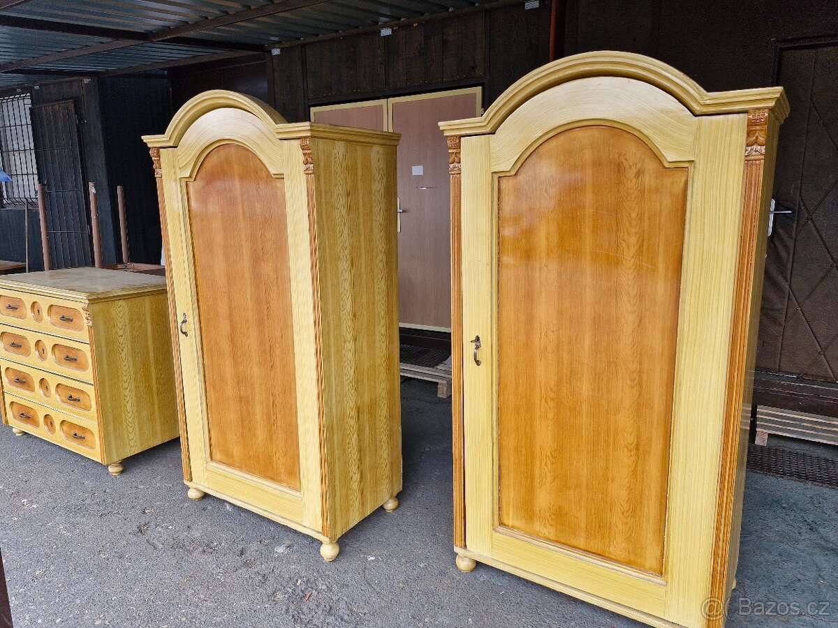 Starožitné skříně a komoda - 2