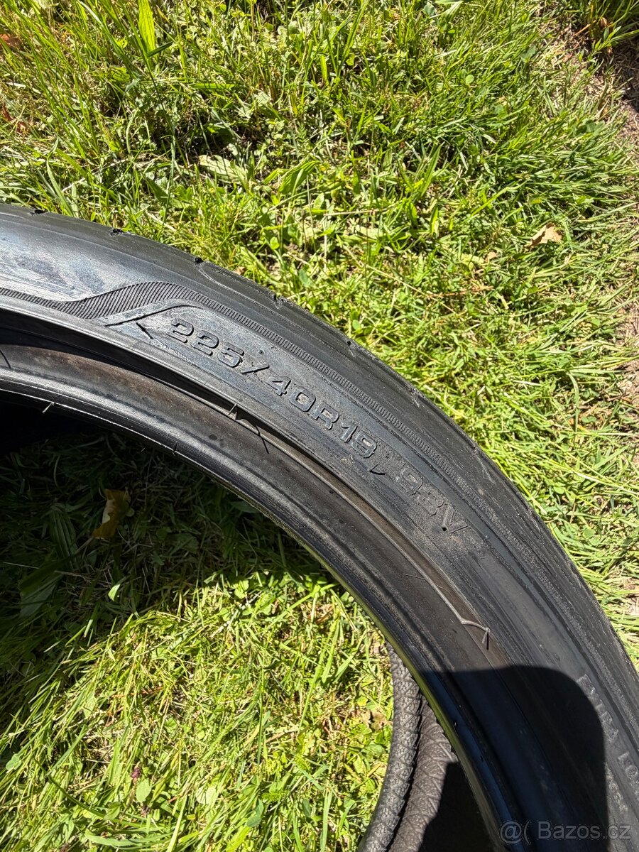 PNEU 225/40 R19 (7mm) - 2