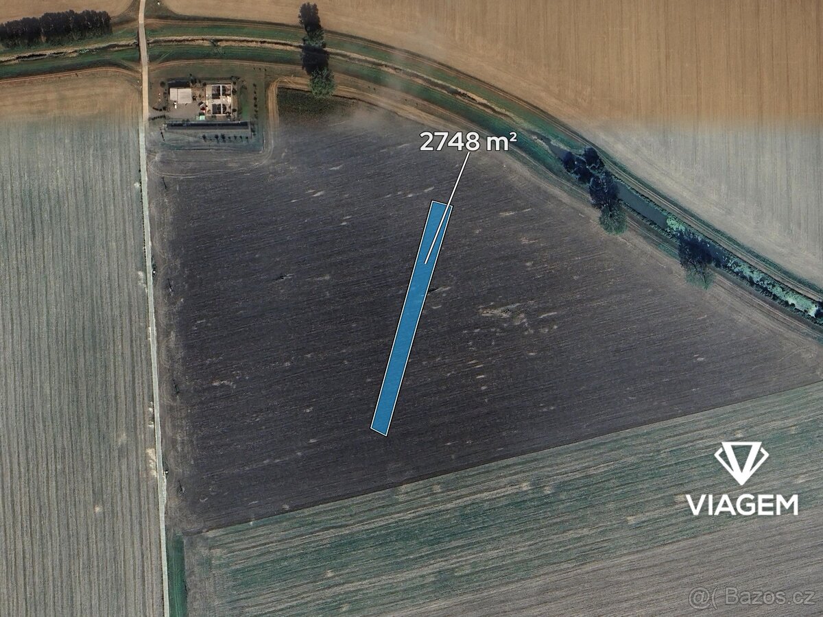 Pole 2 748 m² - 2
