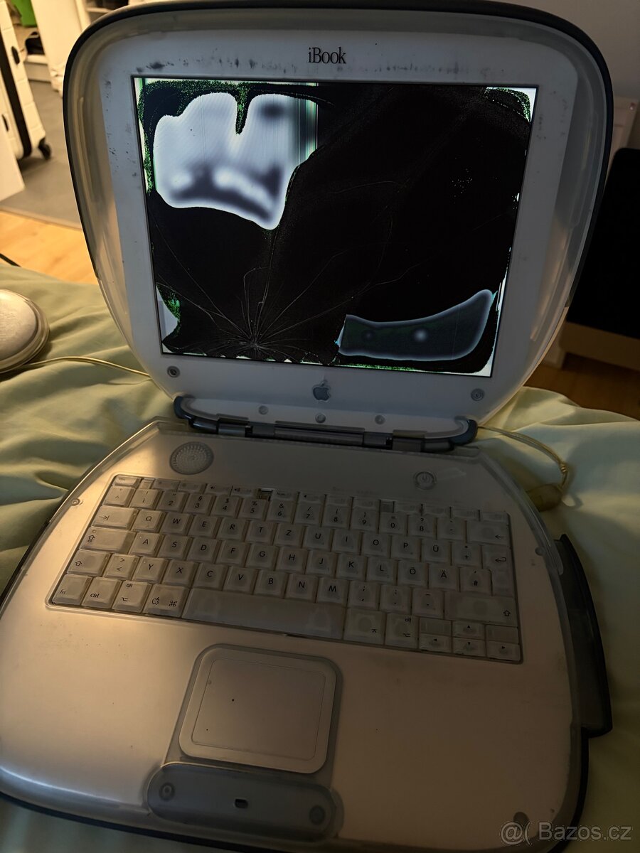 iBook clamshell - rozbitý displej - 2