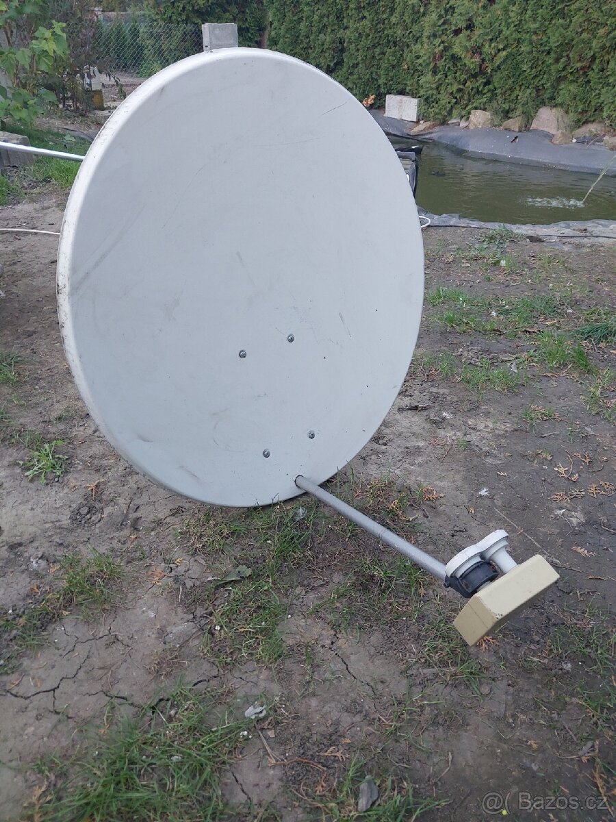 Satelitní parabola s masivním drzakem - 2