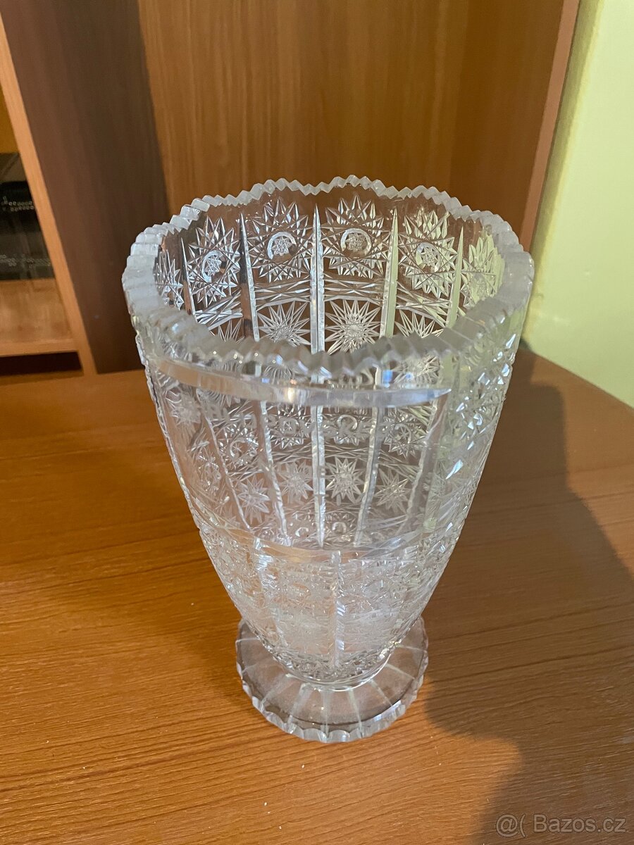 Broušená skleněná váza - 2