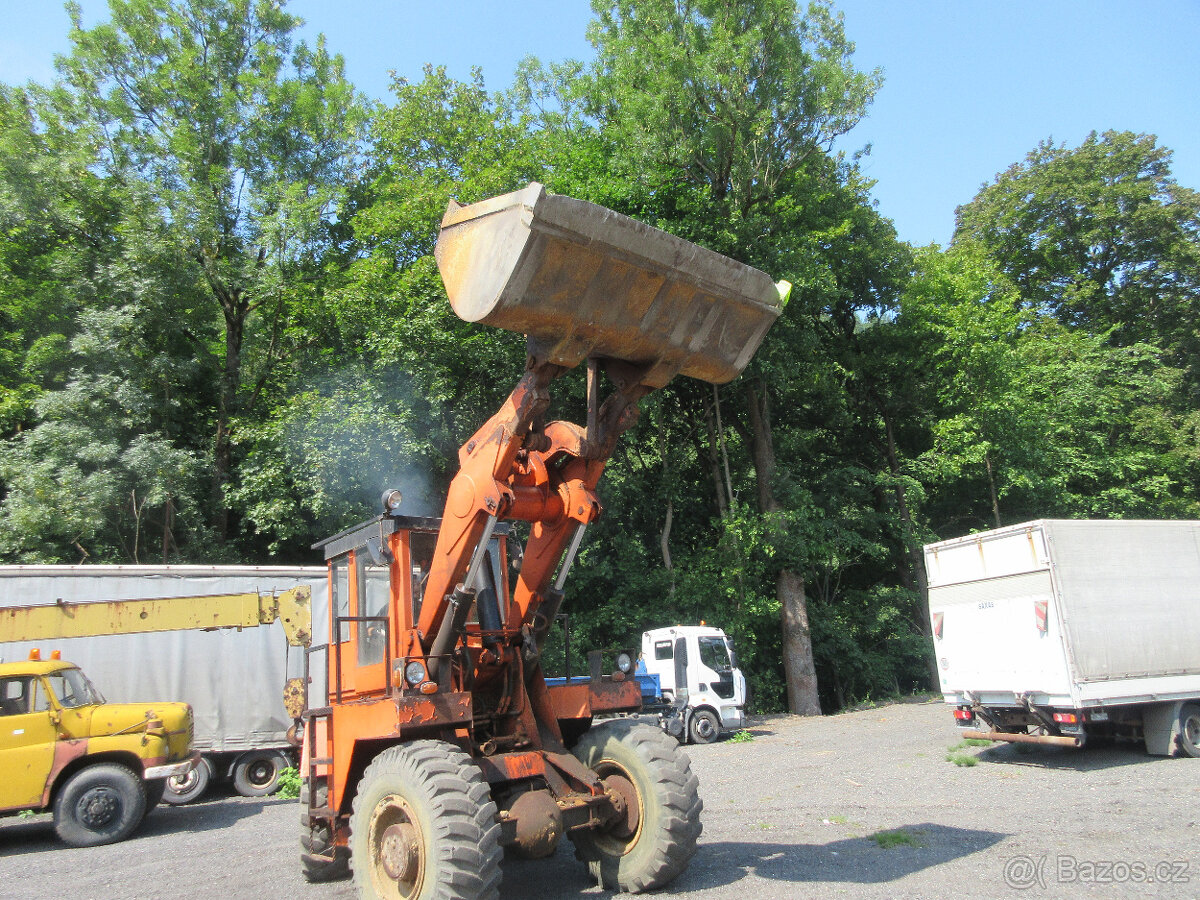 Kolový NAKLADAČ ZTS UNK 320 - 2