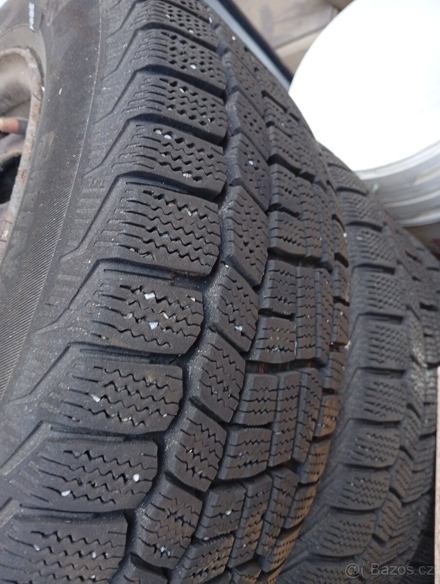 Zimní pneu 195/60/R15 - 2