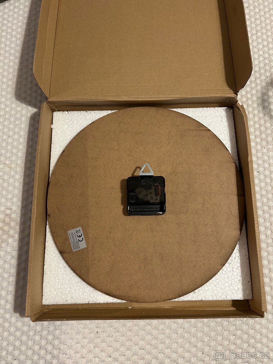 Hodiny nástěnné nové - 2