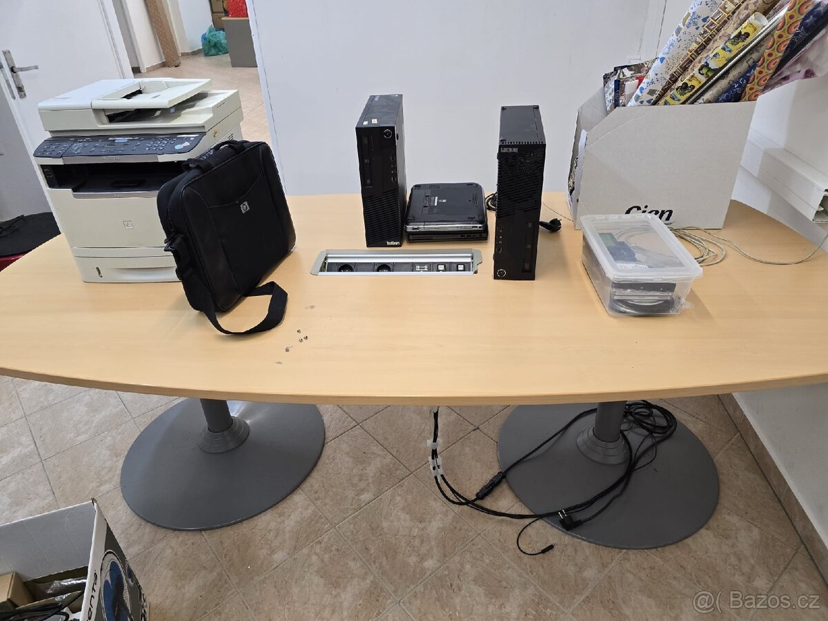 Kancelářský stůl se židlemi - 2