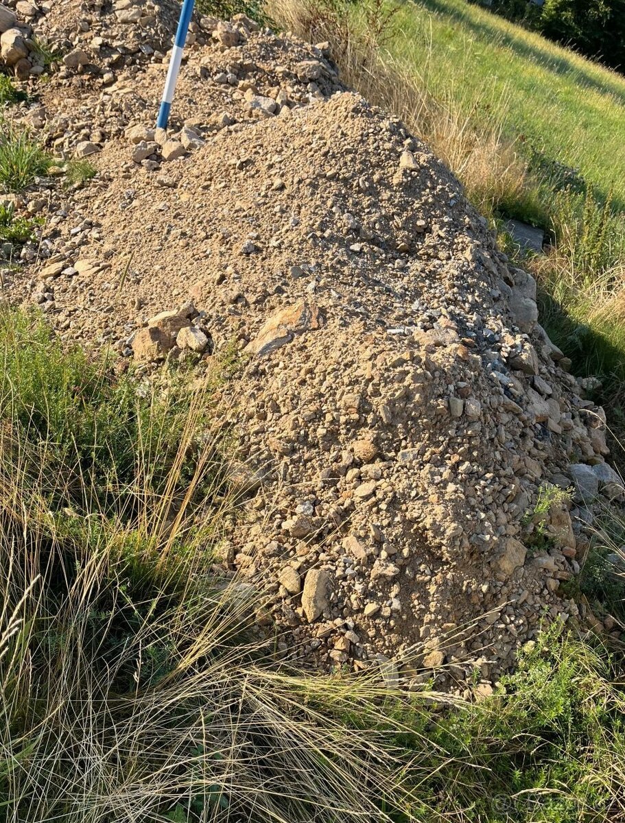 Hlína, zemina, kamenitá - 2