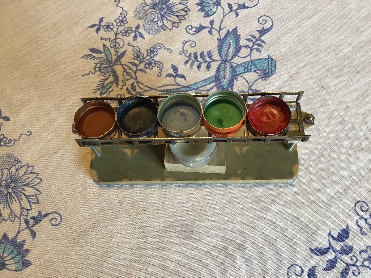 Stojánek na tavení vosku. - 2