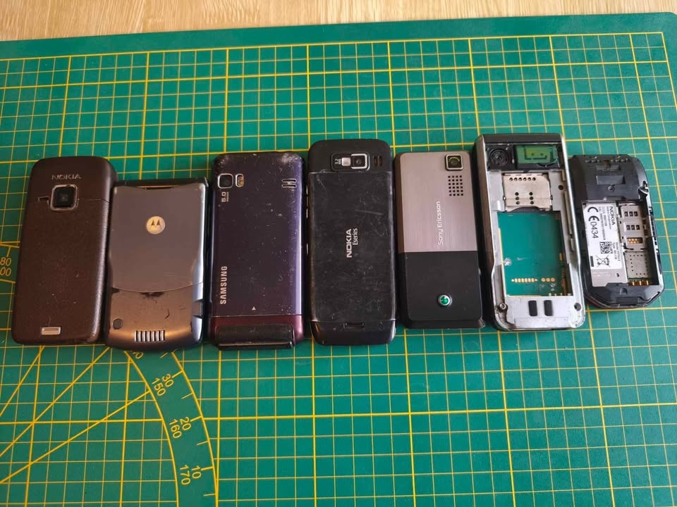 Staré mobilní telefony na díly - 2